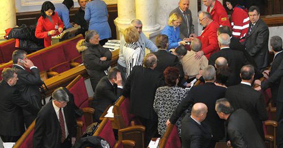 До Василя Кравчука викликали лікарів, які потім винесли його. За словами депутатів, у нього пошкоджена голова. / © УНІАН