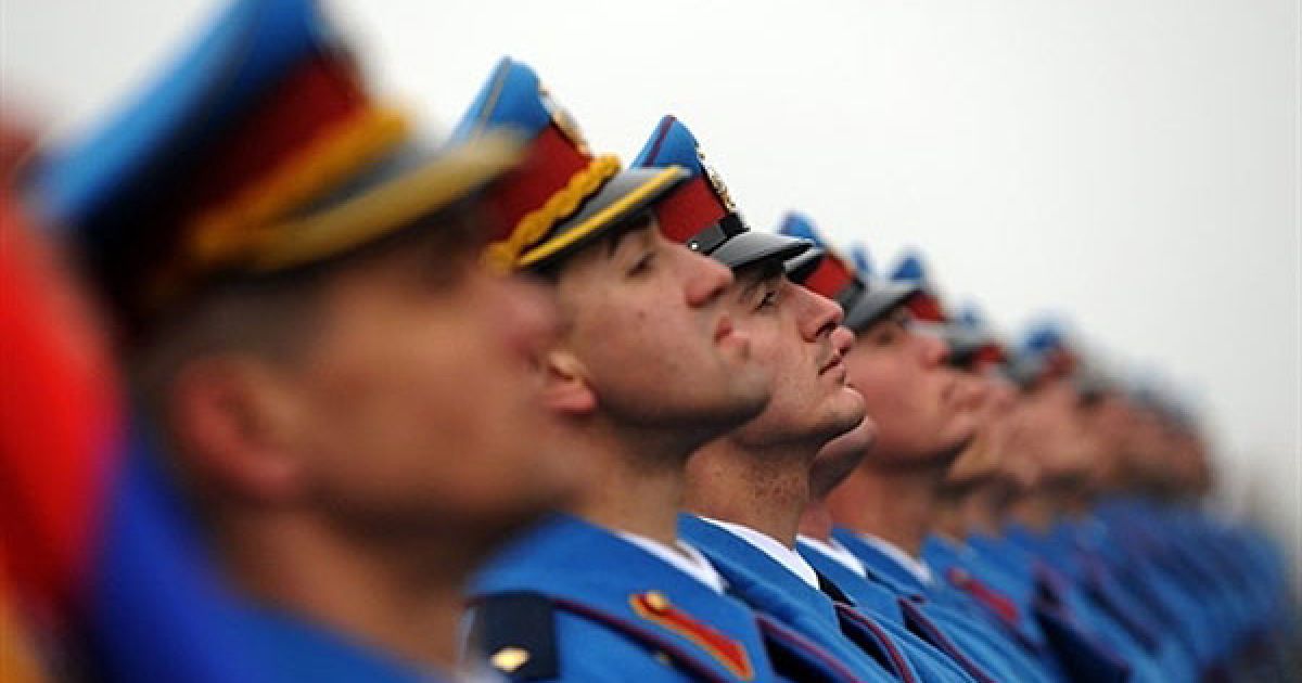 Сербія, Белград. Сербська почесна варта стоїть у караулі перед пам&#039;ятником Невідомому солдату на горі Авала поблизу Белграда. У Белграді відзначили День державності Сербії, 207-річчя першого сербського повстання та створення сучасної сербської держави. / © AFP