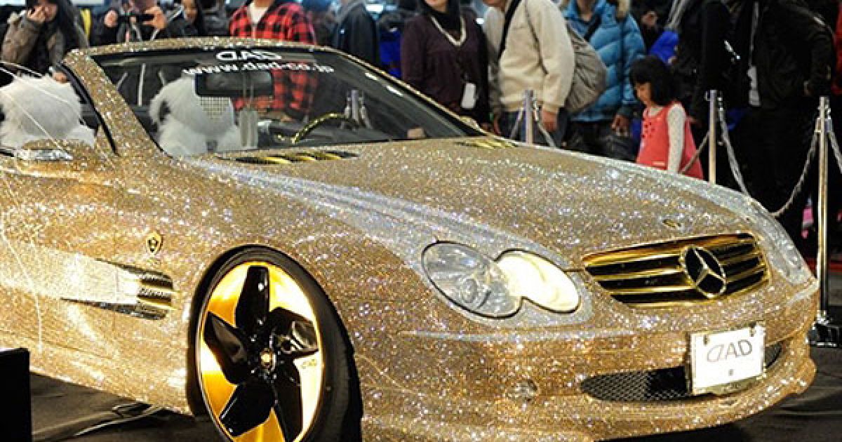 Японія, Чіба. Автомобіль Mercedes SL600, прикрашений 300 тисячами кристалів Сваровські, виставлений на Токійському автосалоні 2011 у передмісті Токіо. На найбільшому автосалоні в світі цього року представлені більше 600 автоновинок. / © AFP