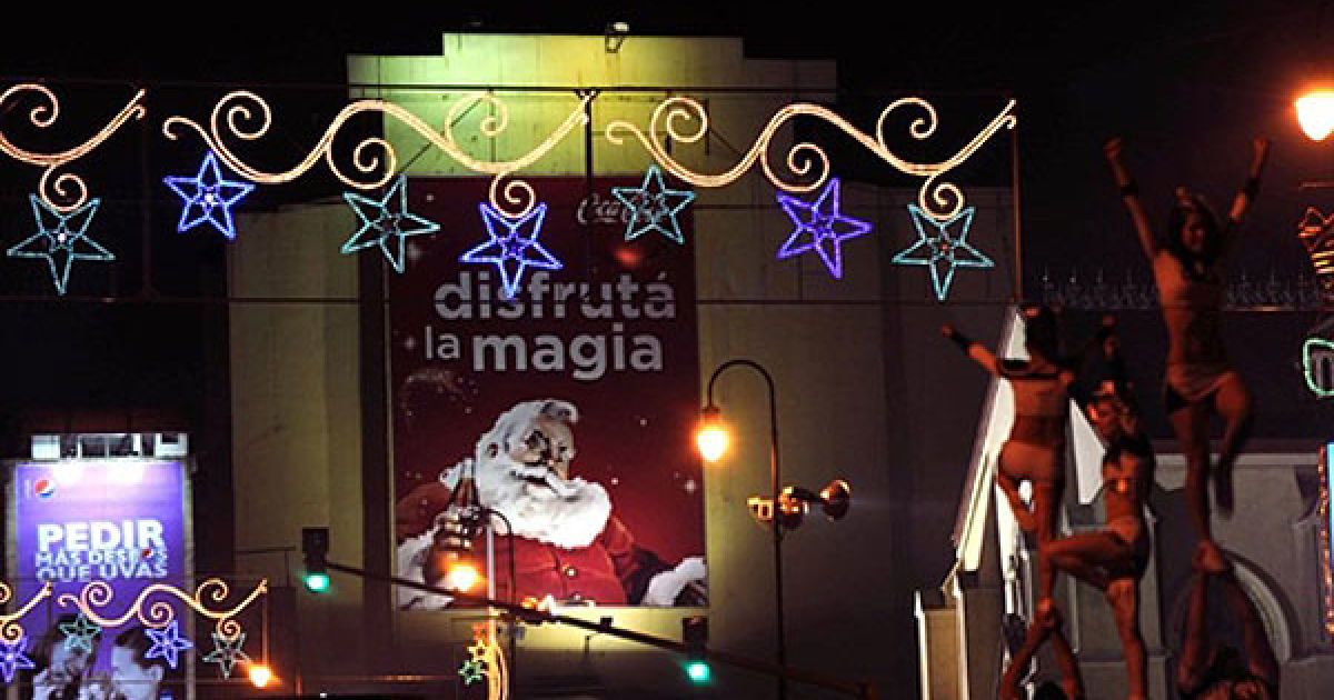 У місті Сан-Хосе (Коста-Ріка) провели Light Festival Parade, який відкриває різдвяні святкування. / © AFP