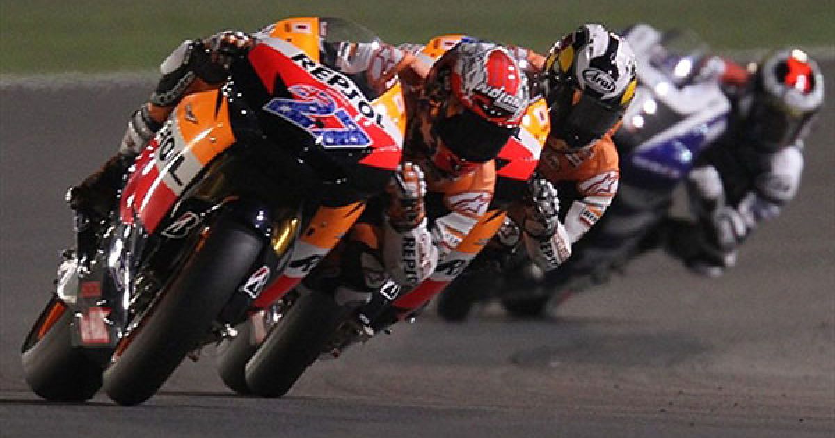 Катар, Доха. Гонщики Кейсі Стоунер (MotoGP, Австралія), Дані Педроса (Repsol Honda Moto GP, Іспанія) і Хорхе Лоренсо (Yamaha Factory Racing, Іспанія) беруть участь у фінальній гонці на Losail International Circuit в Досі під час Гран-прі Катару. / © AFP