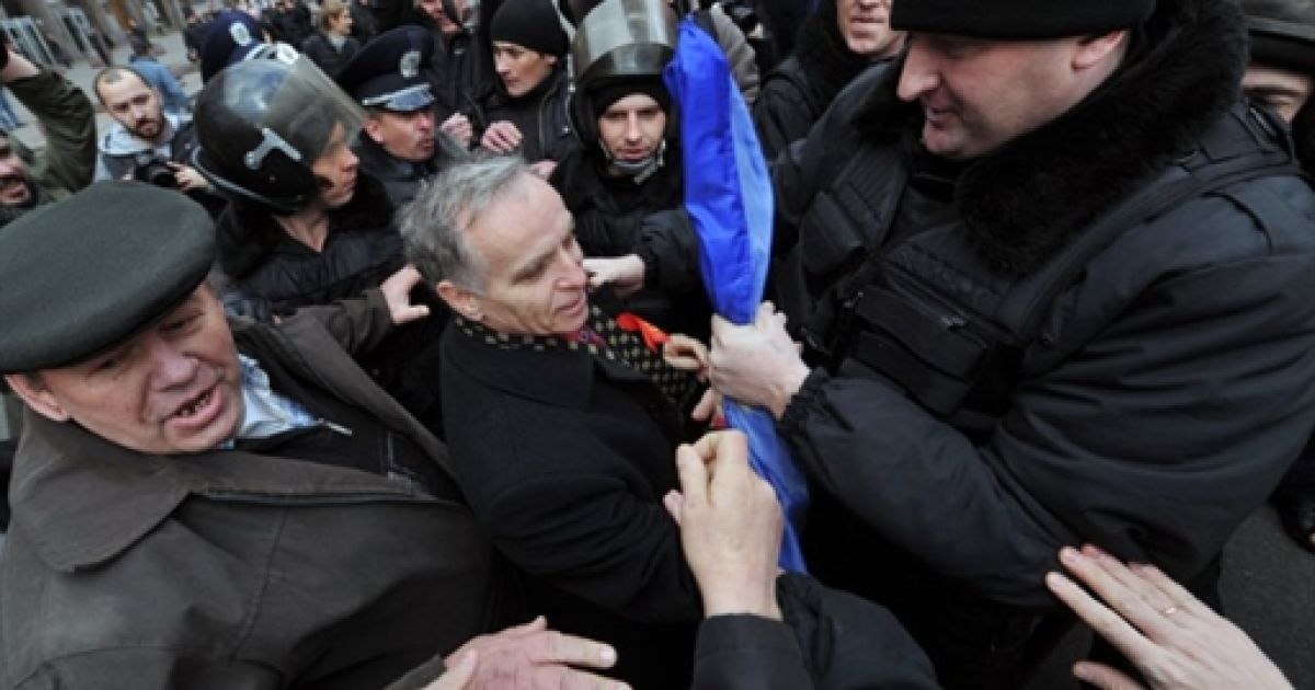 Біля пам'ятника Володимиру Леніну виникла бійка між комуністами і представниками Комітету помаранчевої революції. / © AFP