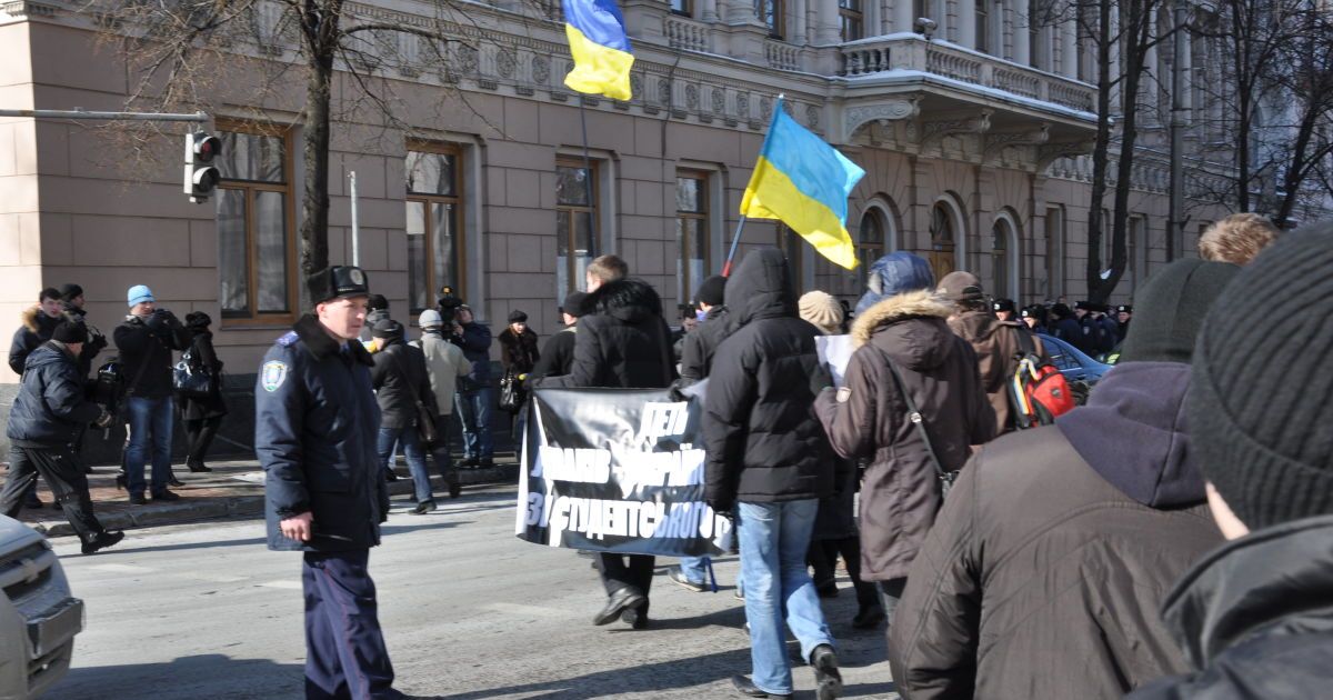 До будівлі парламенту також підтягнулися близько сотні правоохоронців для забезпечення громадського порядку.