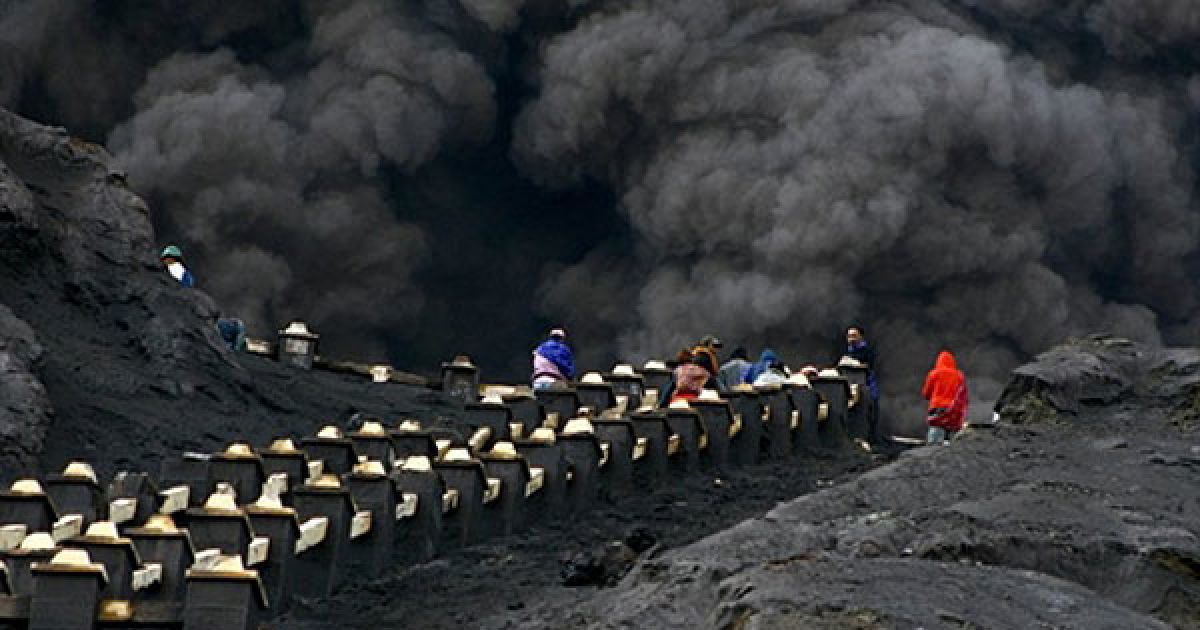 Індонезія, вулкан Бромо. Індонезійські віруючі піднімаються до кратера вулкана Бромо, провінція Східна Ява. Вони принесли підношення богові гори і помолилися за безпеку місцевих жителів. Вулкан продовжує вивергати попіл, через що на Балі скасовують міжнародні авіарейси. / © AFP