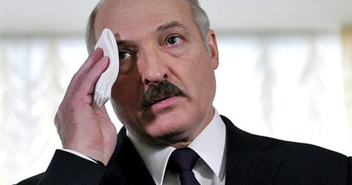 Лукашенко оказался меж двух огней