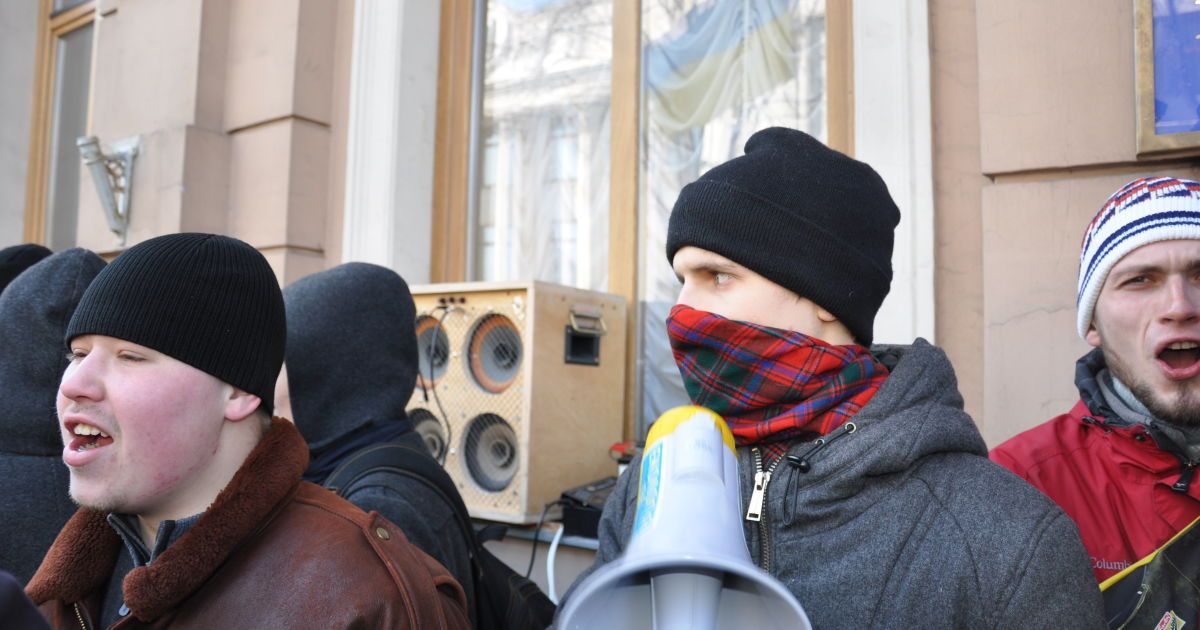 Мітингувальники скандували у гучномовці "Студент - не кріпак! Міністр &ndash; м&hellip;ак!", "Ми вам - революцію, ви нам - корупцію", "Зека на нари, тоді підем на пари", "Слава Україні - Героям Слава!".