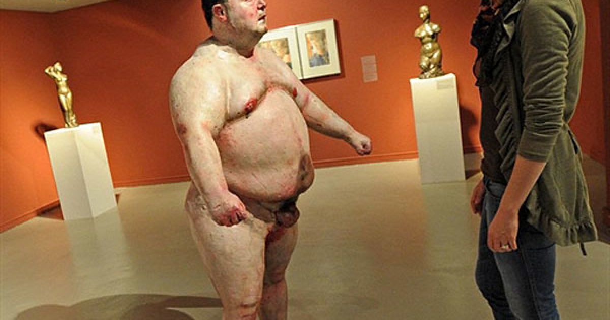 Німеччина, Мангейм. Жінка дивиться на скульптуру "Луїс" іспанського художника Енріке Марті на виставці "Прем&rsquo;єра_1 Енріке Марті", яка проходить в музеї Кунстхалле у Мангеймі. / © AFP