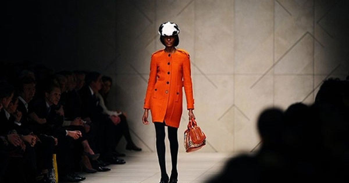 Великобританія, Лондон. Модель демонструє колекцію від Burberry під час показів Лондонського тижня моди. / © AFP
