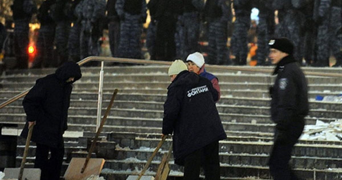 В центрі Києва під наглядом озброєної міліції комунальники знесли наметове містечко підприємців, які протестували проти Податкового кодексу. / © AFP