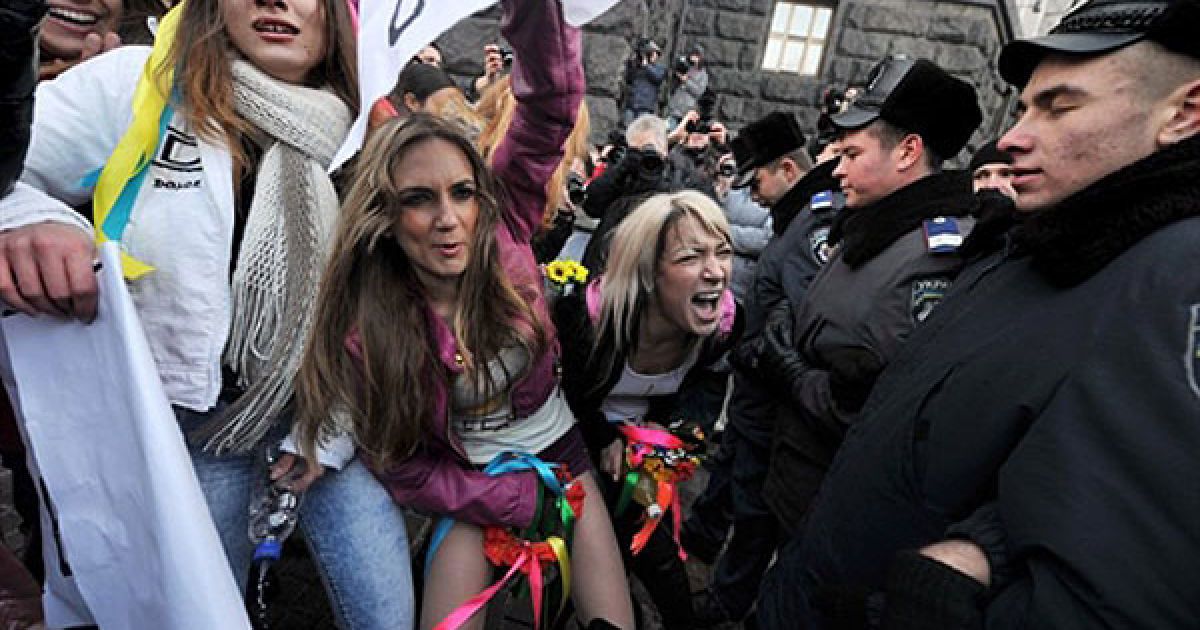 Акцію протесту присвятили тому, що прем&rsquo;єр-міністр Микола Азаров не виконав свою обіцянку ввести жінок до складу Кабінету Міністрів. / © AFP