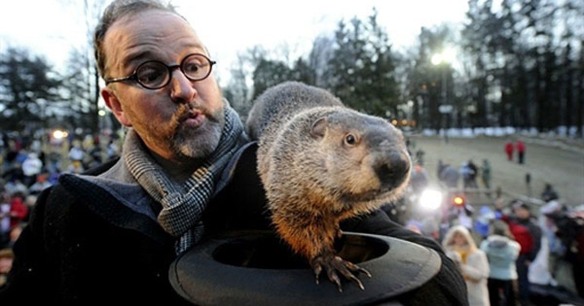 США, Панксатоні. Бен Хьюз тримає на руках бабака Філа з Панксатоні після того як той не побачив свою тінь і спрогнозував ранню весну. В місті Панксатоні відзначили 125-ий День бабака, який є народною традицією у Сполучених Штатах і Канаді.