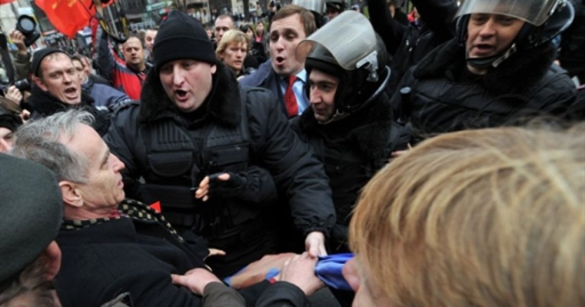 Біля пам'ятника Володимиру Леніну виникла бійка між комуністами і представниками Комітету помаранчевої революції. / © AFP