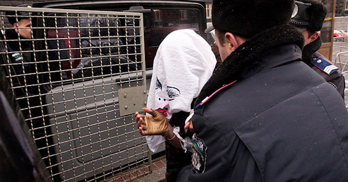 Охорона Кабміну затримала "кровосісю" і передала її працівникам Печерського РУВС. / © Жіночий рух FEMEN