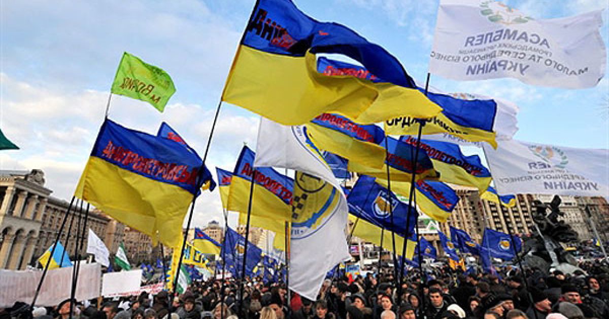 Мітингувальники вимагають від президента накласти вето на Податковий кодекс, та розпустити "злочинну та нелегітимну ЦВК". / © AFP