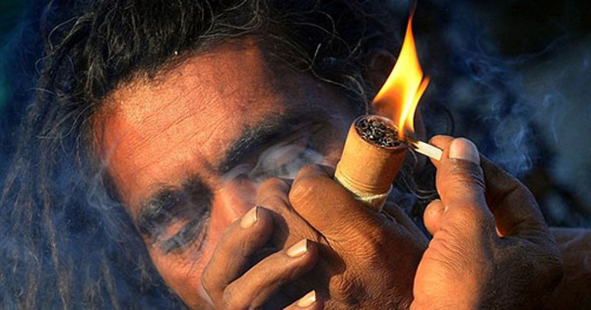 Пакистан, Лахор. Мусульманин курить поблизу храму мусульманського святого Хазрата Алі ібн Усмана Аль-Хайрі під час триденного щорічного релігійного свята Урс. / © AFP