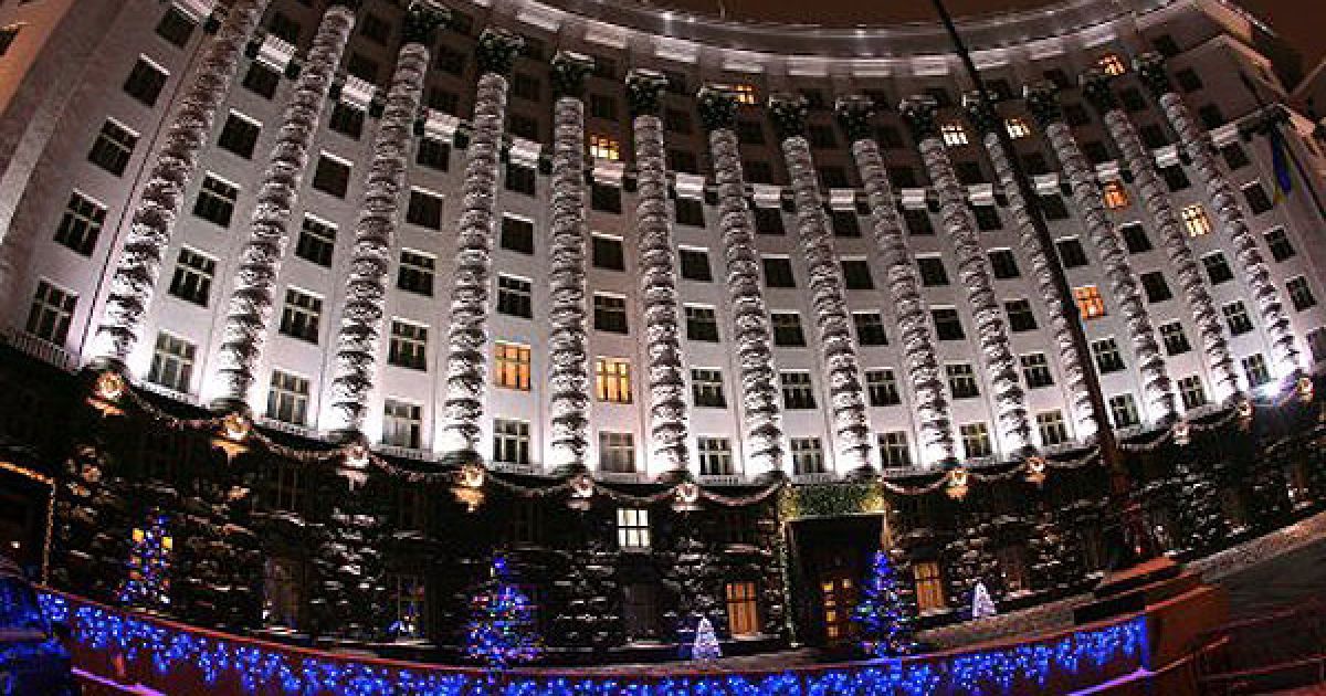 Святкове оформлення будівлі Кабінету Міністрів в Києві / © УНІАН