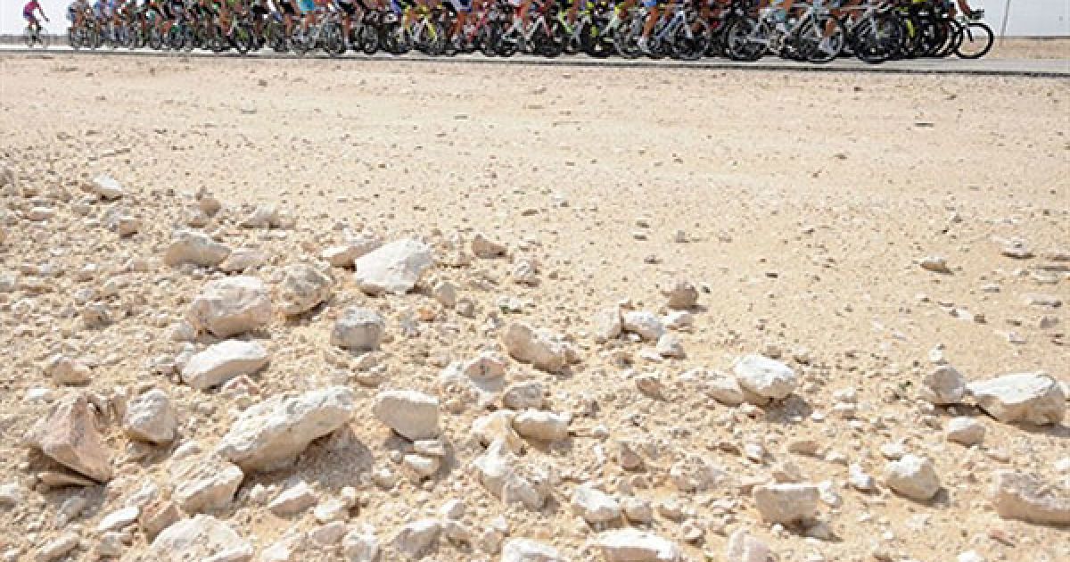 Катар, Доха. Велосипедисти змагаються під час другого етапу на 135,5 км гонки Camel Race Track. / © AFP