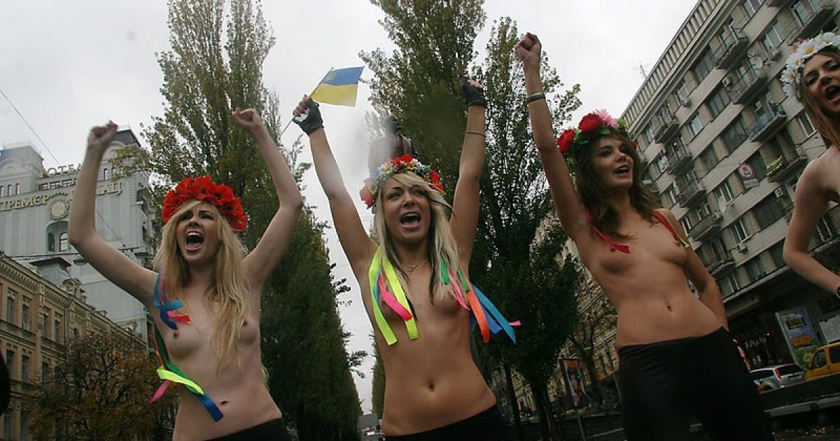 Активістки жіночого руху FEMEN влаштували біля пам&rsquo;ятника Леніну в центрі Києва топлес-акцію "Україна - не Аліна" проти візиту до України прем'єр-міністра Росії Володимира Путіна. / © femen.livejournal.com