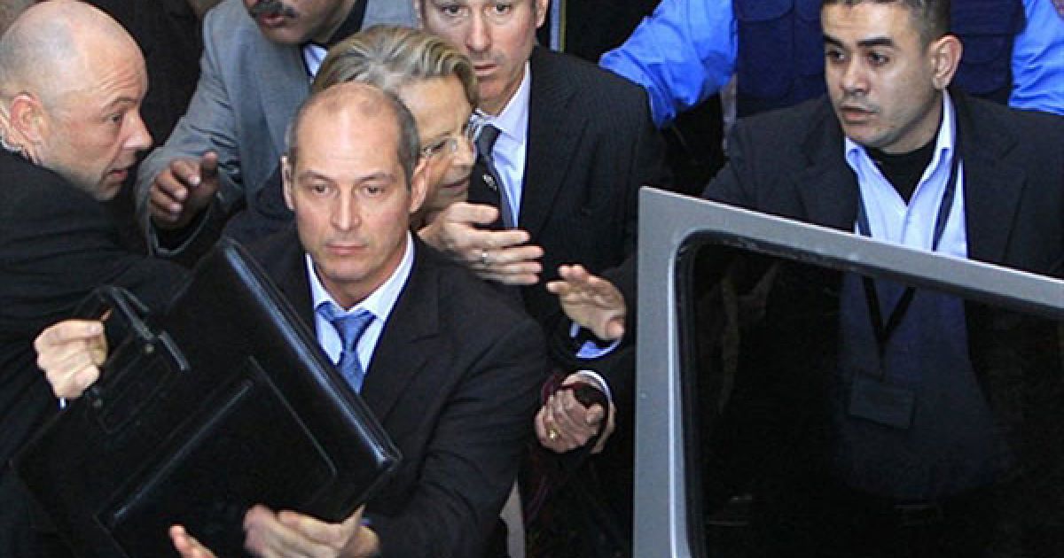 Місто Газа. Охоронці захищають міністра закордонних справ Франції Мішель Альо-Марі, доки вона сідає у свій броньований автомобіль. Під час візиту міністра до лікарні аль-Кудс у Газі її кортеж оточив розлючений натовп палестинців. / © AFP