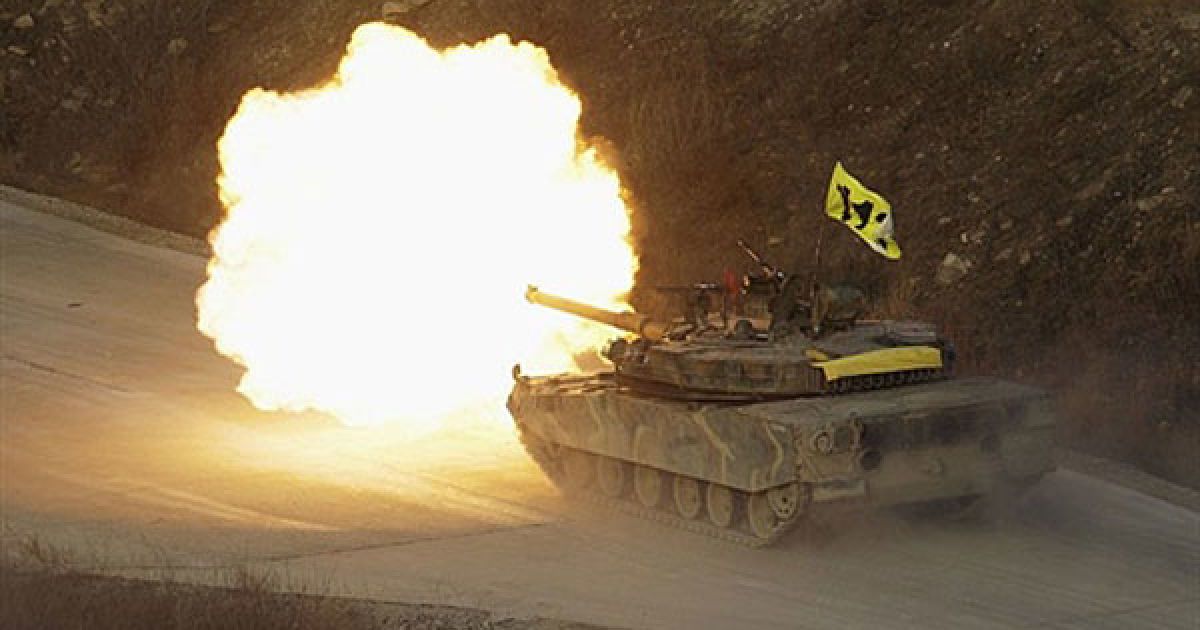 Республіка Корея, Почеон. Південнокорейський танк К-1 робить бойовий постріл під час великих спільних повітряних і наземних військових навчань на базі вогневої підготовки у Почеоні, поблизу кордону з Північною Кореєю. / © AFP