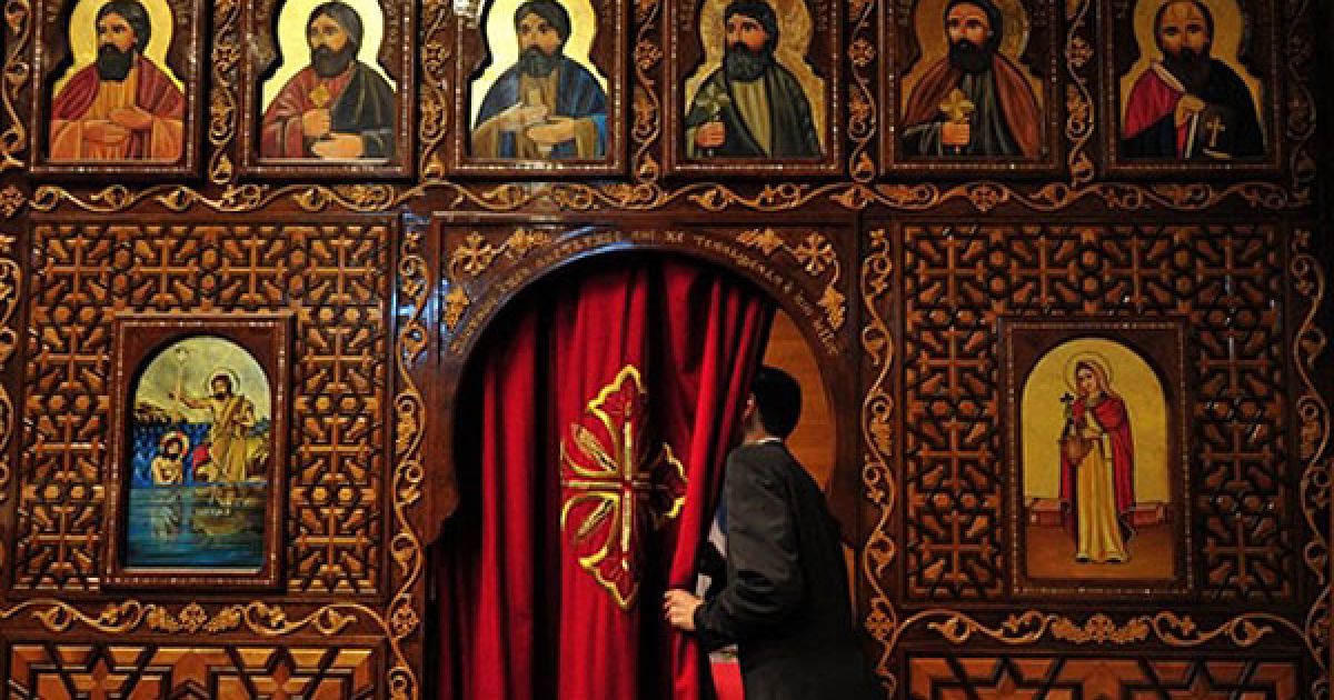 Німеччина, Франкфурт-на-Майні. Чоловік зазирає до кімнати за вівтарем у коптській церкві Маркуса у Франкфурті-на-Майні, Західна Німеччина, під час святкування Різдва. 
Через загрози з боку ісламістів, поліція у ряді європейських країн була змушена підвищити рівень безпеки у церквах. / © AFP