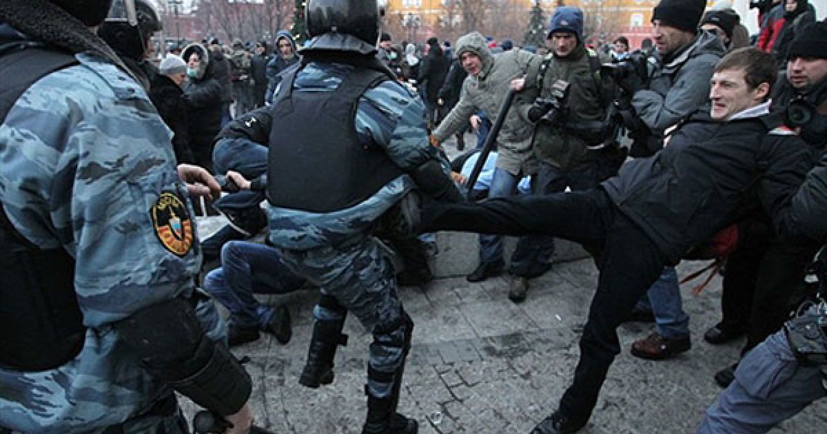 Фанатів затримали за стрілянину з травматичної зброї, хуліганство та участь в несанкціонованому ході. / © AFP
