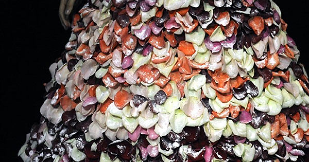 Колумбія, Медельїн. Модель демонструє одяг колумбійського дизайнера-кухаря Хуана Мануеля Баррьєнтоса під час показу "Текстиль, які їдять" на ярмарку Colombiatex у Медельїні. Баррьєнтос представив на ярмарку весільні сукні та взуття, виготовлене повністю з їстівних матеріалів. / © AFP