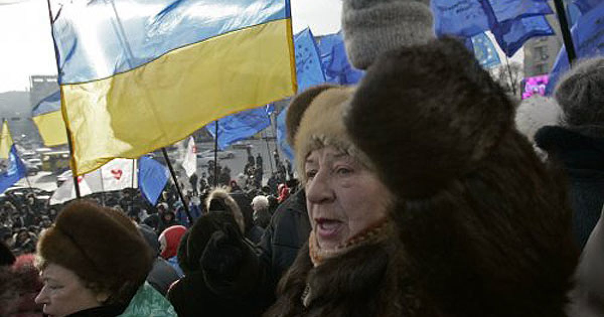 У центрі Києва декілька сотень мітингуючих зібралися на Європейській площі. / © УНІАН