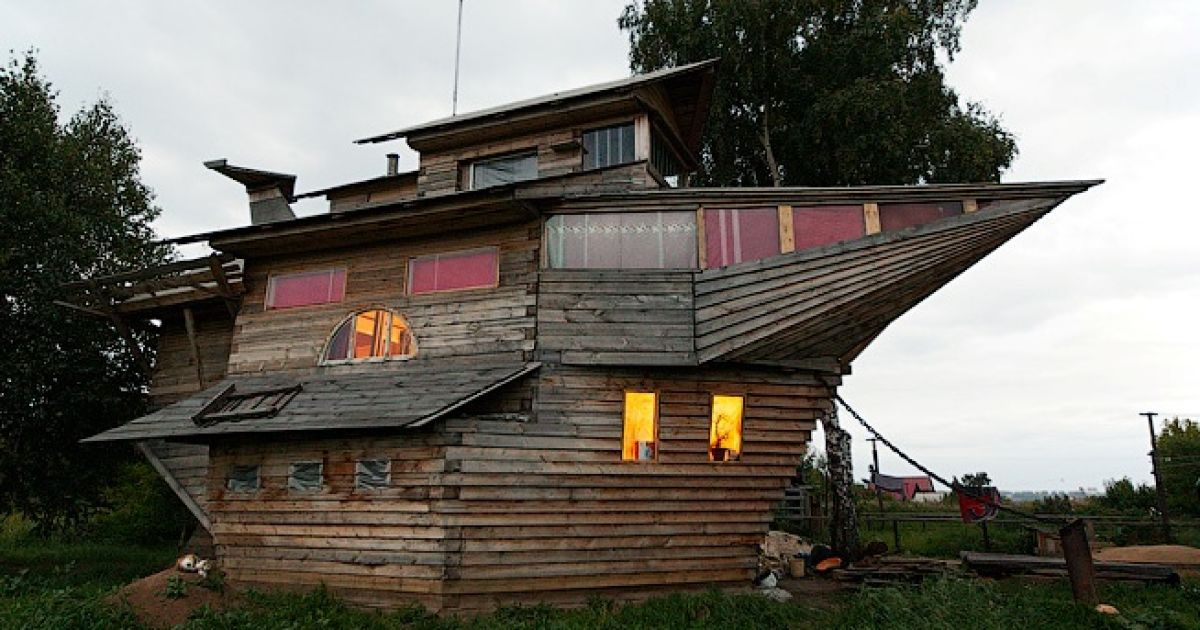 Росіянин без жодних креслень побудував будинок-корабель