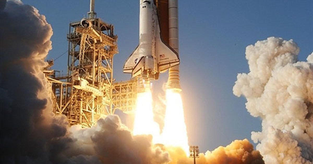США, космічний центр Кеннеді. Космічний човник "Діскавері" стартує з космічного центру Кеннеді у Флориді під час своєї 39-ої та останньої подорожі до Міжнародної космічної станції. / © AFP