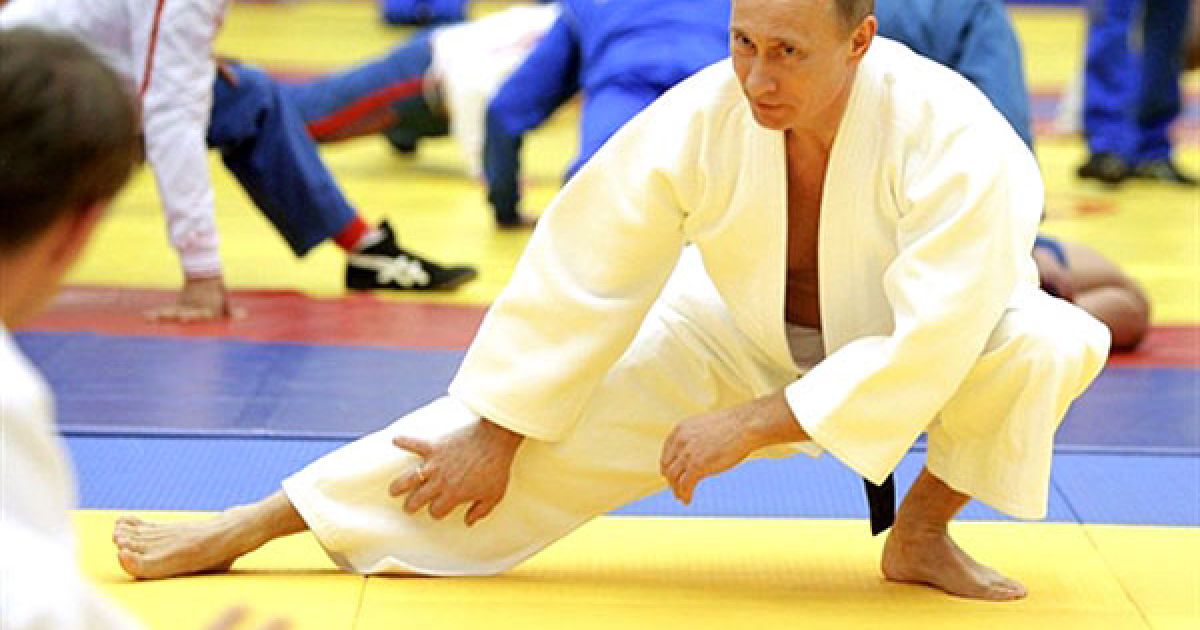 Спочатку Володимир Путін вийшов на килим із членами збірної Росії з дзюдо, а потім також попрактикуватися у греко-римській та вільній боротьбі. / © AFP