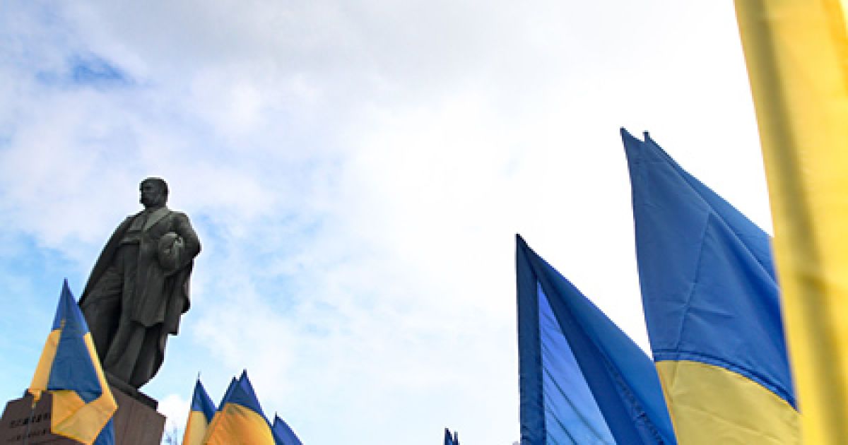 Урядовці взяли участь у церемонії покладання квітів до пам&#039;ятника Тарасу Шевченку в Києві. / © Українські національні новини