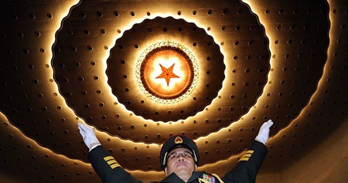Китай, Пекін. Офіцер китайської народної визвольної армії диригує військовим оркестром під час репетиції напередодні відкриття сесії Всекитайських зборів народних представників у Великому залі у Пекіні. Комуністична партія Китаю збирається представити нову модель економічного зростання. / © AFP