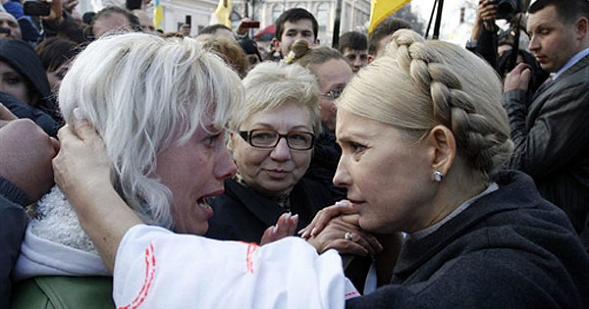 Україна, Київ. Лідер української опозиції Юлія Тимошенко слухає жінку, яка плаче під час акції протесту перед будівлею Верховної ради України. У Києві провели багатотисячний мітинг, на якому підприємці виступили проти ухвалення нового Податкового кодексу, розгляд якого у другому читанні відбувається у парламенті. / © AFP