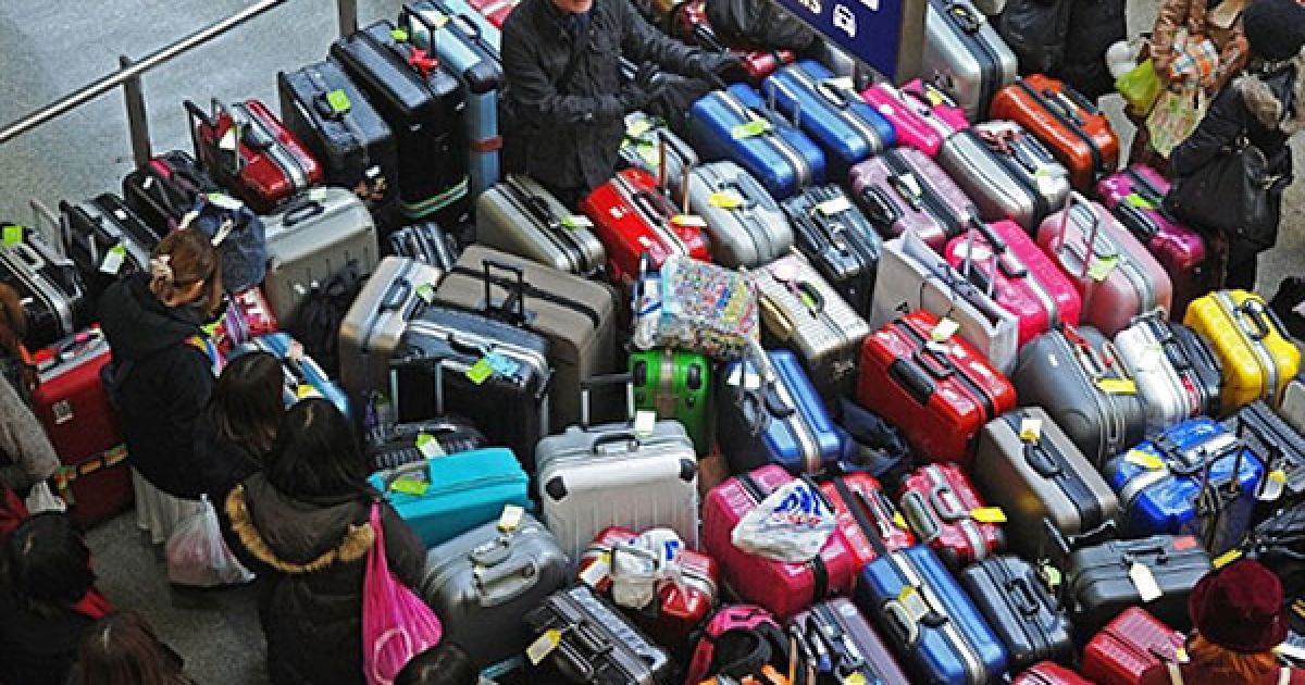 Великобританія, Лондон. Пасажир стоїть в оточенні багажу поруч із терміналом Eurostar на вокзалі Санкт-Панкрас у Лондоні. Сотні рейсів по всій Європі були скасовані через несприятливі погодні умови. Проблеми з транспортом виникли у Лондоні, Парижі, Франкфурті, Амстердамі і Брюсселі. / © AFP