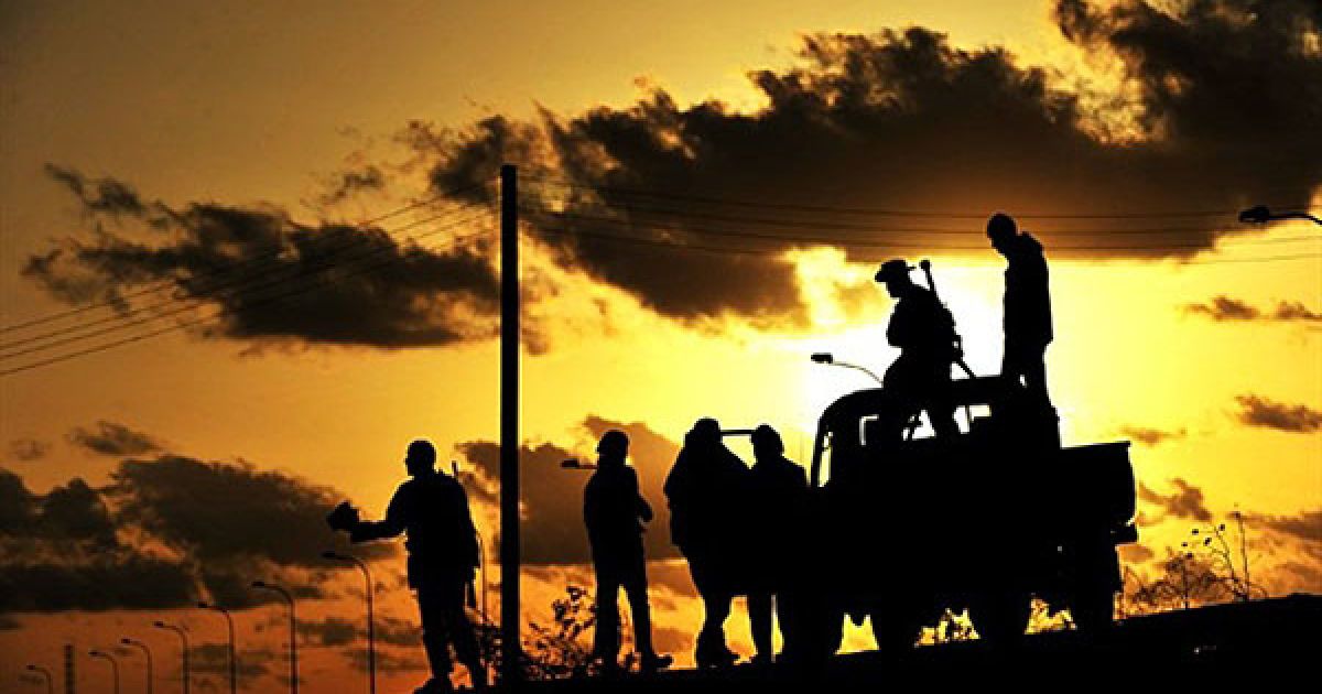 Лівійська Арабська Джамахірія, Брега. Лівійські бойовики у нафтовому центрі Брега поступилися урядовим силам, які підтримують Муаммара Каддафі. / © AFP