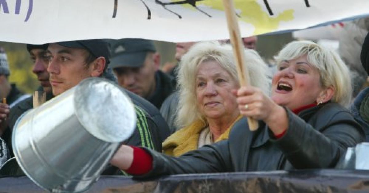Мітингуючі тримали гасла: "Пенсійна реформа - крах підприємництву", "Азаров - руки геть від базару", "Немає гірше беззаконня, ніж Азаров прем&#039;єром". / © УНІАН