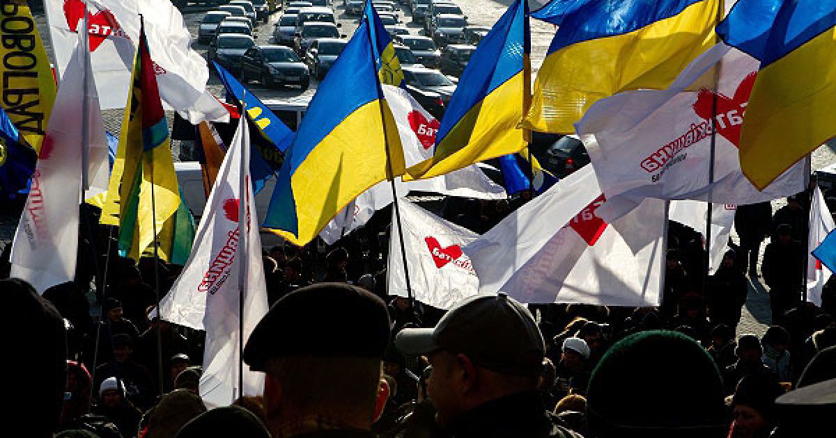 У центрі Києва декілька сотень мітингуючих зібралися на Європейській площі. / © Украинское Фото