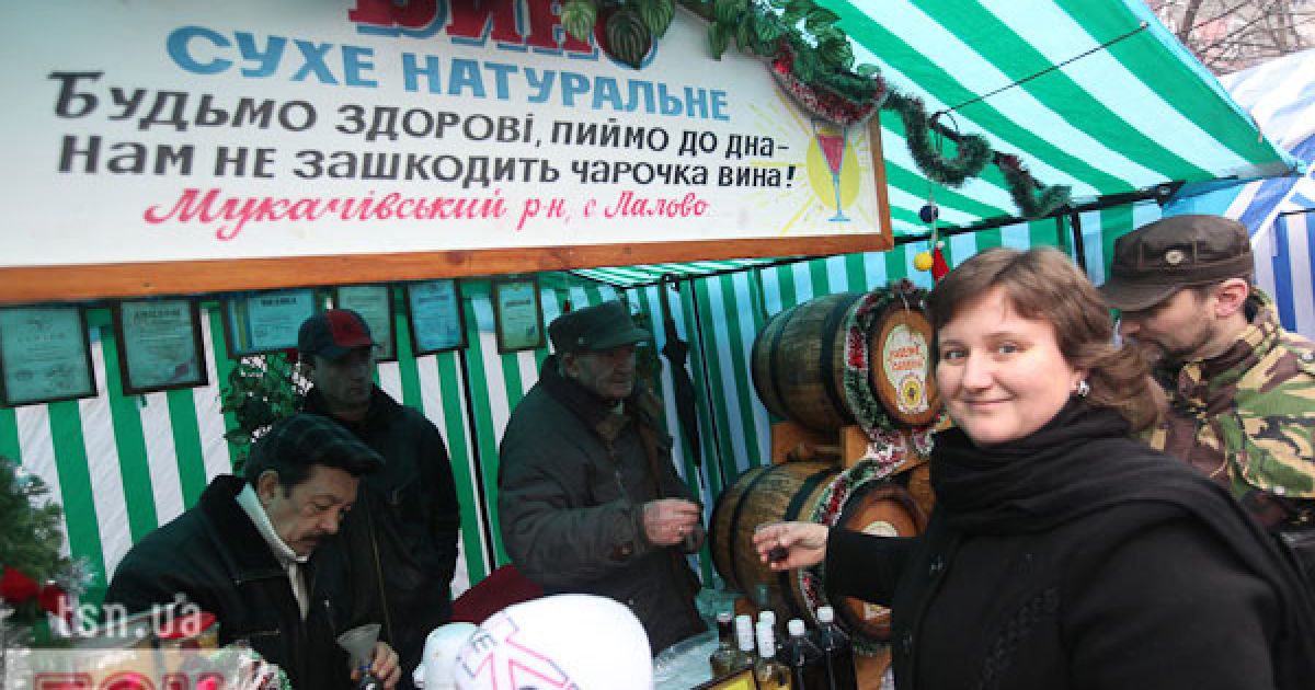 В місті Мукачево на Закарпатті провели фестиваль вина "Червоне вино 2011", в якому взяли участь більше 150 виноробів.