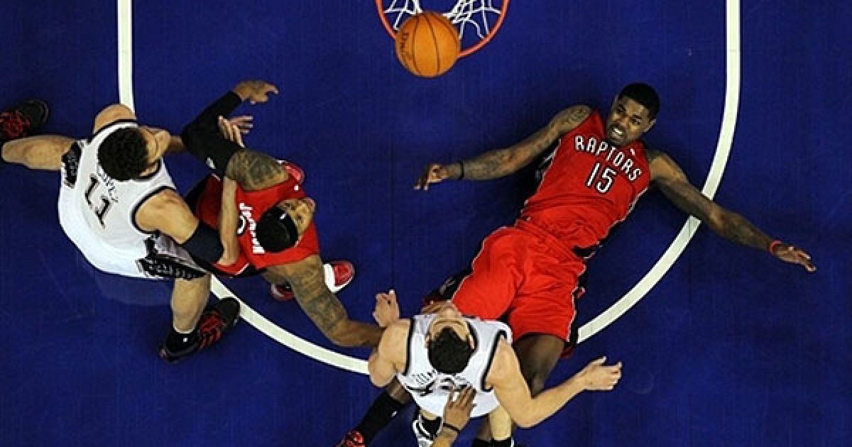 Великобританія, Лондон. Гравця "Toronto Raptors" Аміра Джонсона збили на підлогу під час баскетбольного матчу НБА між "Toronto Raptors" та "New Jersey Nets" на стадіоні "O2 Arena" у Лондоні. / © AFP