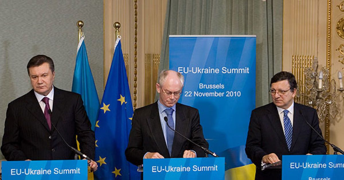 За кілька хвилин до спільної прес-конференції Віктора Януковича, Германа ван Ромпея і президента Єврокомісії Жозе Мануеля Баррозу обвалився банер з символікою Євросоюзу, закріплений на трибуні українського президента. / © President.gov.ua