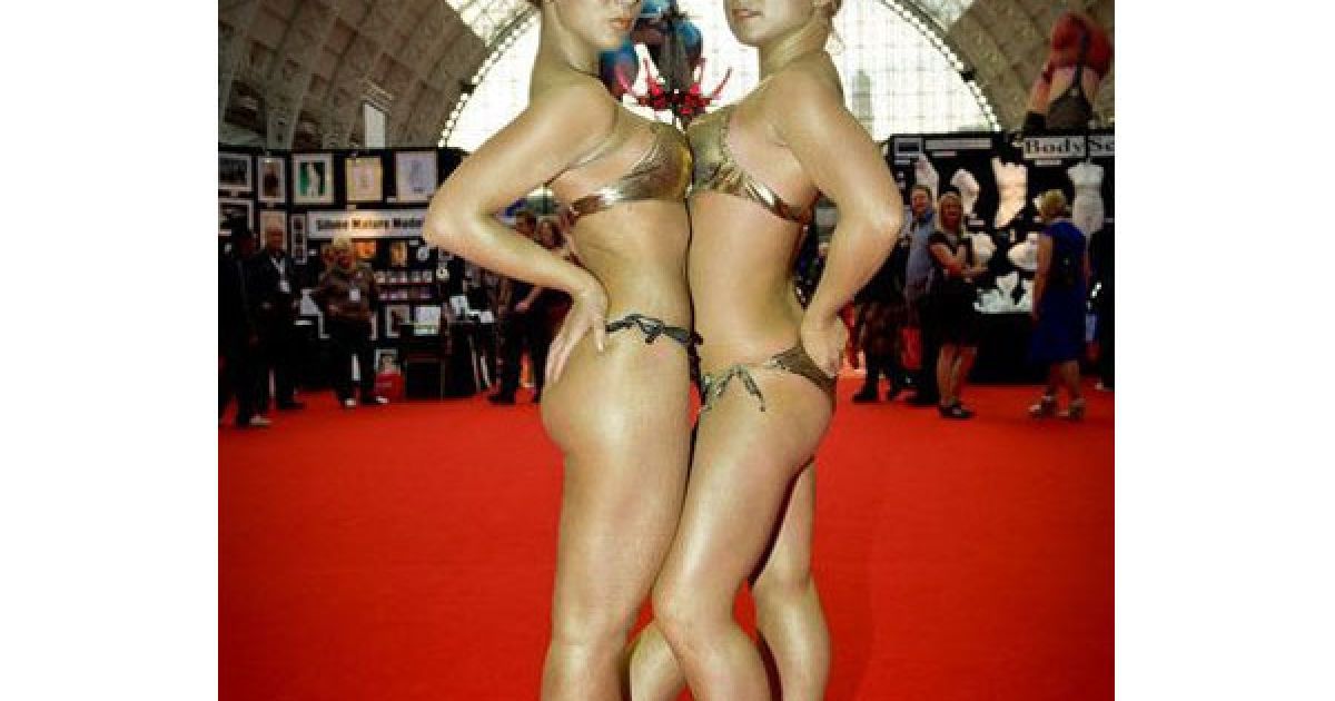 Виставка товарів для секс-індустрії Erotica 2010 у Олімпійському виставковому центрі в Лондоні.