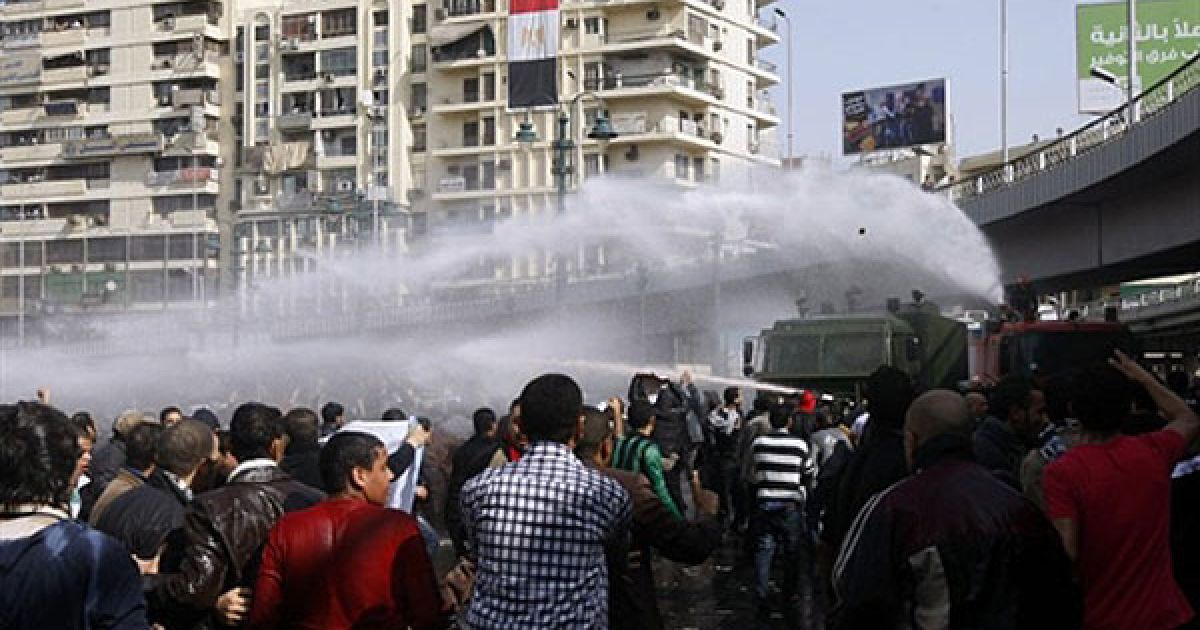 Єгипет, Каїр. Єгипетські демонстранти протистоять поліцейським, які розганяють акцію протесту в Каїрі. / © AFP