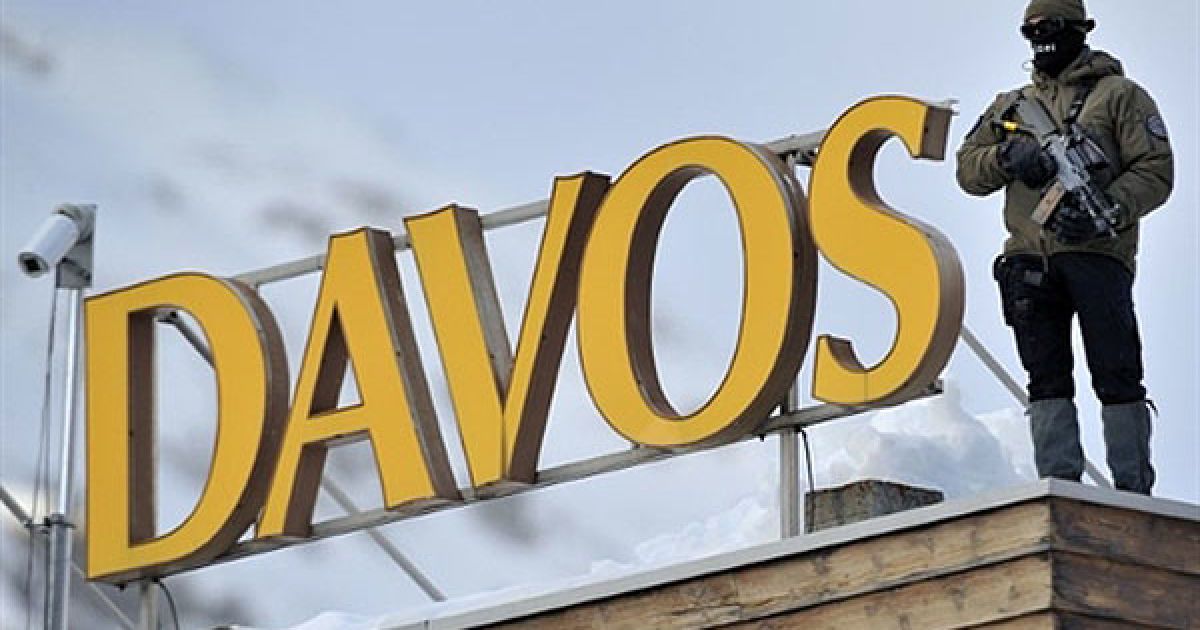 Швейцарія, Давос. Снайпер стоїть на даху конгрес-центру в Давосі перед відкриттям Всесвітнього економічного форуму. Швейцарія мобілізувала 5 тисяч військових для забезпечення порядку у альпійському селищі Давос, де зібрались світові політичні та економічні лідери. / © AFP