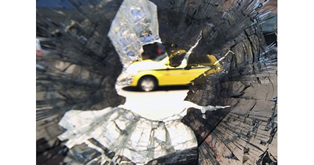 Бразилія, Ріо-де-Жанейро. Отвір у куленепробивному склі поліцейського автомобіля після нападу торговців наркотиками у районі Бенфіка, поблизу Ріо-де-Жанейро. Протягом останніх кількох днів торговці наркотиками здійснили серію підпалів та почали тероризувати околиці міста. / © AFP