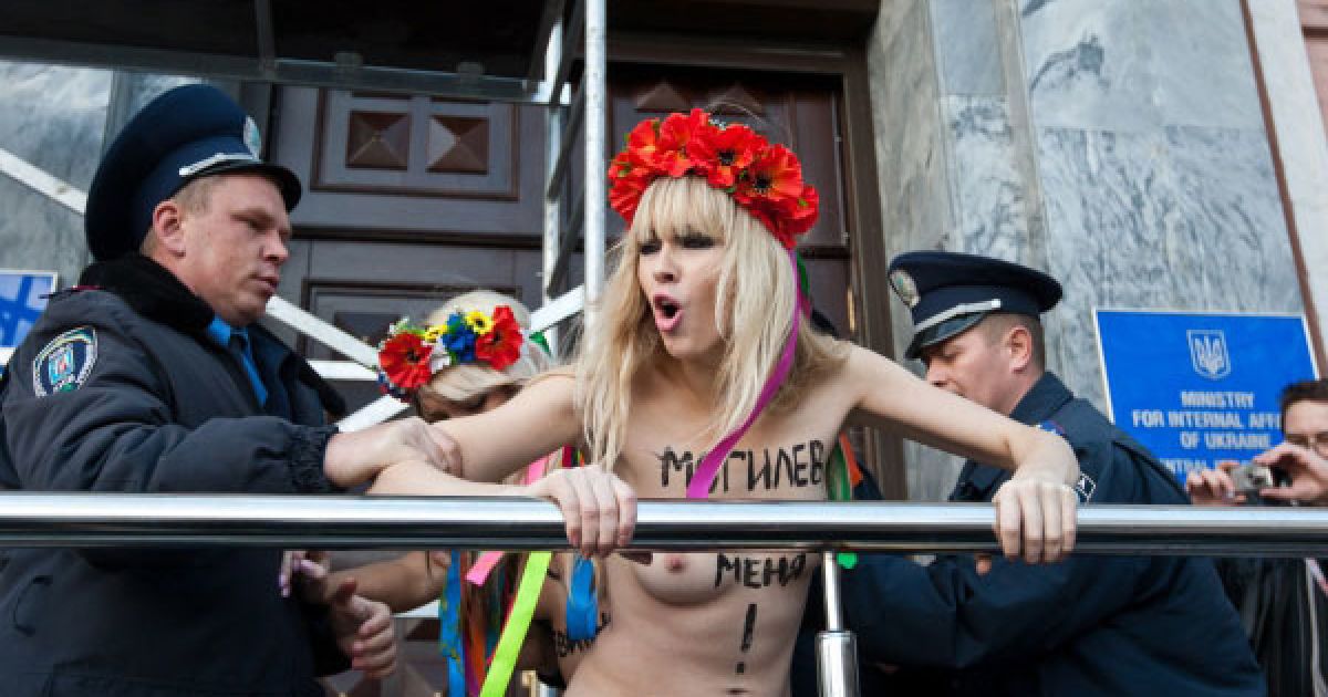 Під час спроби потрапити в будівлю ГУ МВС, оголені активістки FEMEN були затримані і доставлені до Шевченківського райвідділу міліції. / © Украинское Фото