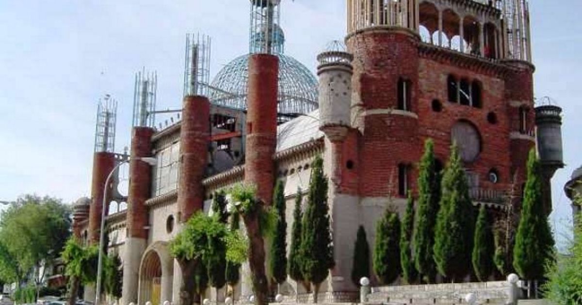 На околиці Мадрида 85-річний Джорджіо Галледжо побудував 40-метрову церкву зі сміття. / © inhabitat.com