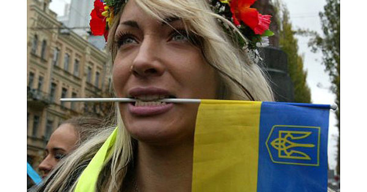 Активістки жіночого руху FEMEN влаштували в центрі Києва топлес-акцію "Україна - не Аліна". / © УНІАН