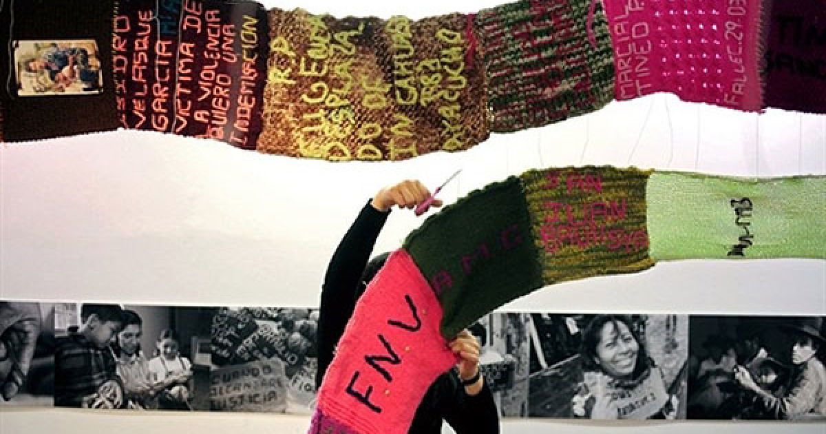 Перу, Ліма. Організатор виставки знімає "Шарф надії", який було
виготовлено жертвами політичного насильства у Перу. Представники
муніципалітету висунули вимоги до організаторів виставки, щоб шарф
зняли, оскільки він не відповідав певним вимогам, аби його могли
бачити діти. / © AFP