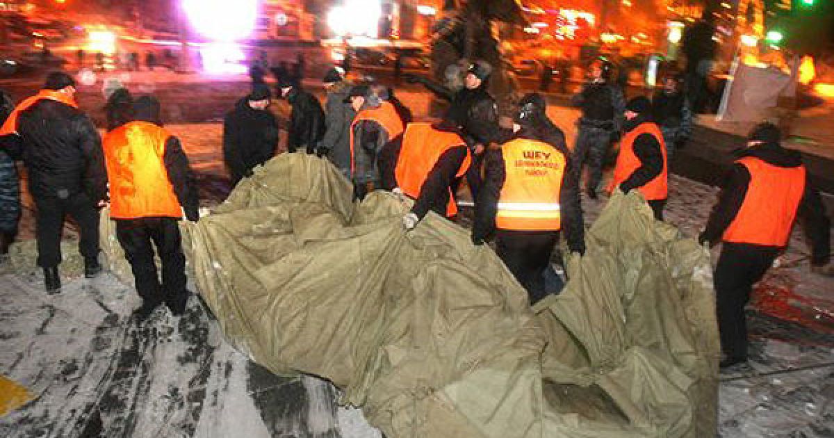 Комунальників не зупинили надписи на наметах про їхню приналежність до народних депутатів. / © УНІАН